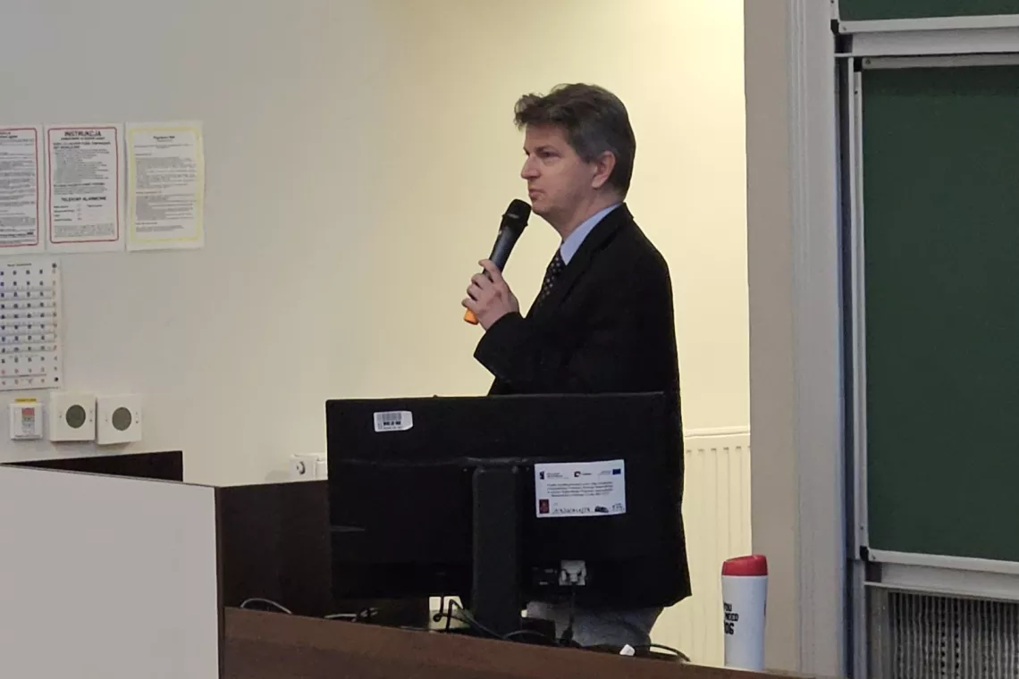 Przemawia wykładowca z mikrofonem 
