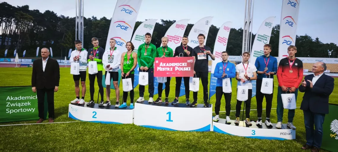 Zawodnicy na podium, ma każdym stoi czterech sportowców