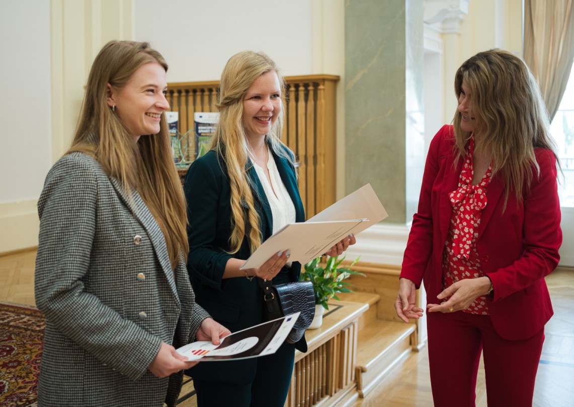 Wyróznienie dla studentek z OiZ wręcza dr hab. Monika Stanny, dyrektor Instytut Rozwoju Wsi i Rolnictwa PAN