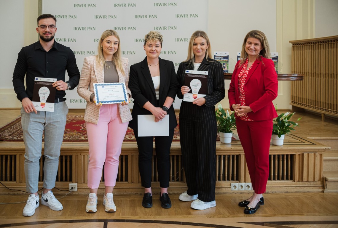 Zespół z OiZ - laureat II miejsca w konkursie i dr hab. Monika Stanny, dyrektor Instytut Rozwoju Wsi i Rolnictwa PAN