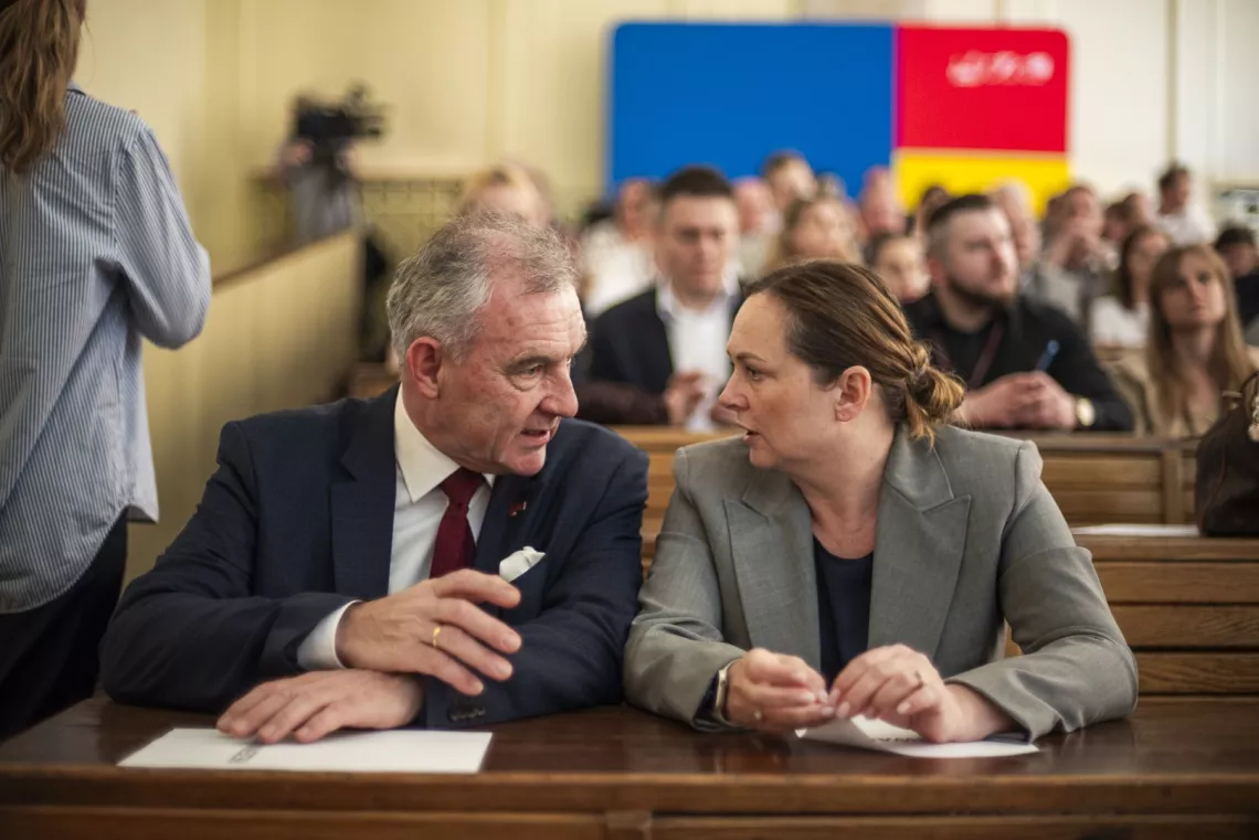 Dzwi osoby siedzące w audytorium prowadzą rozmowę