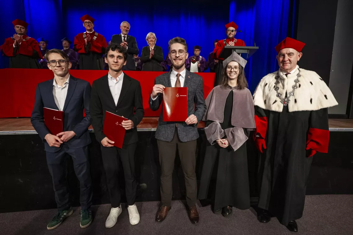 Studenci Roku w towarzystwie przewodniczącej Samorządu Studenckiego i rektora 