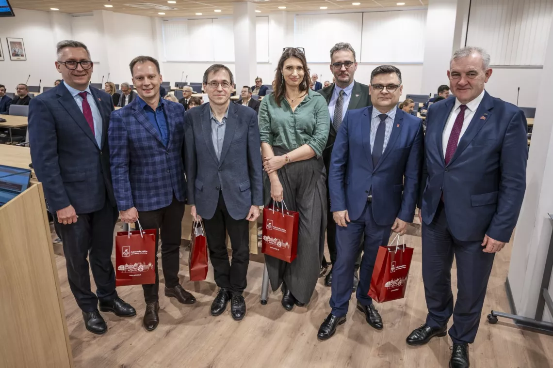 Członkowie komisji konkursowej z rektorem i prorektorem ds. nauki