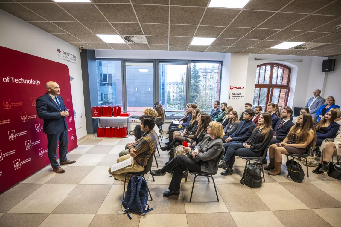 Prorektor przemawia do osób z gromadzonych w sali