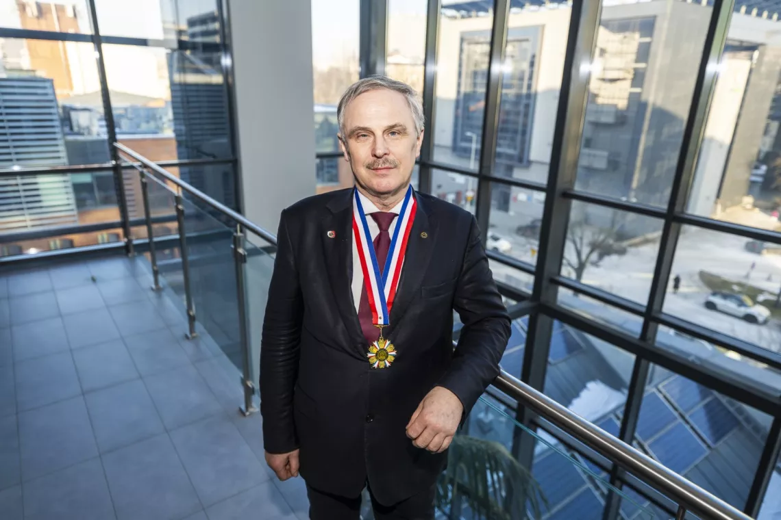 Elegancko ubrany mężczyzna z medalem zaieszonym na szyi