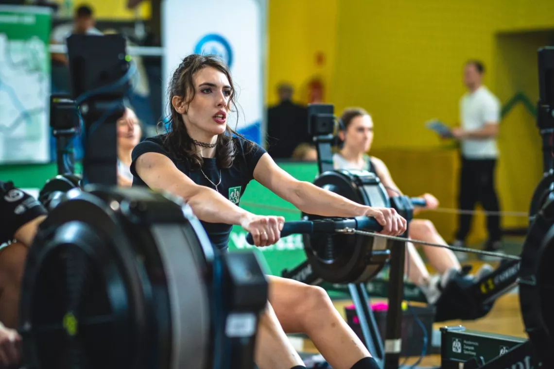 Kobieta ćwiczy na ergometrze wioślarskim