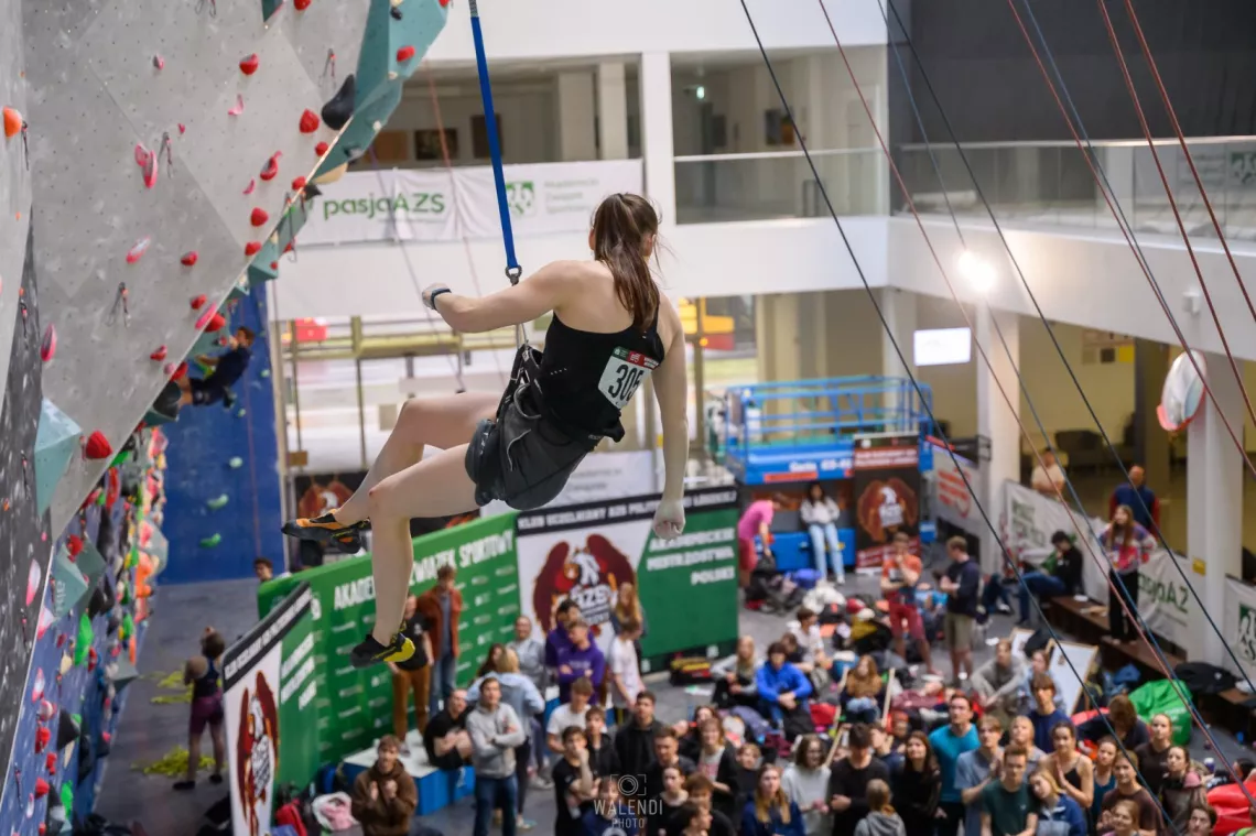 Zawodniczka na ściance wspinaczkowej