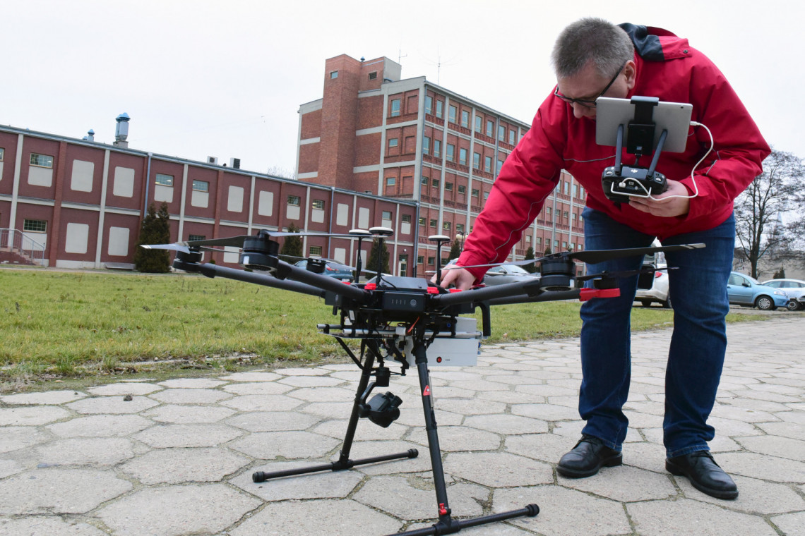 Dr inż. Robert Cichowicz przygotowuje dron do lotu