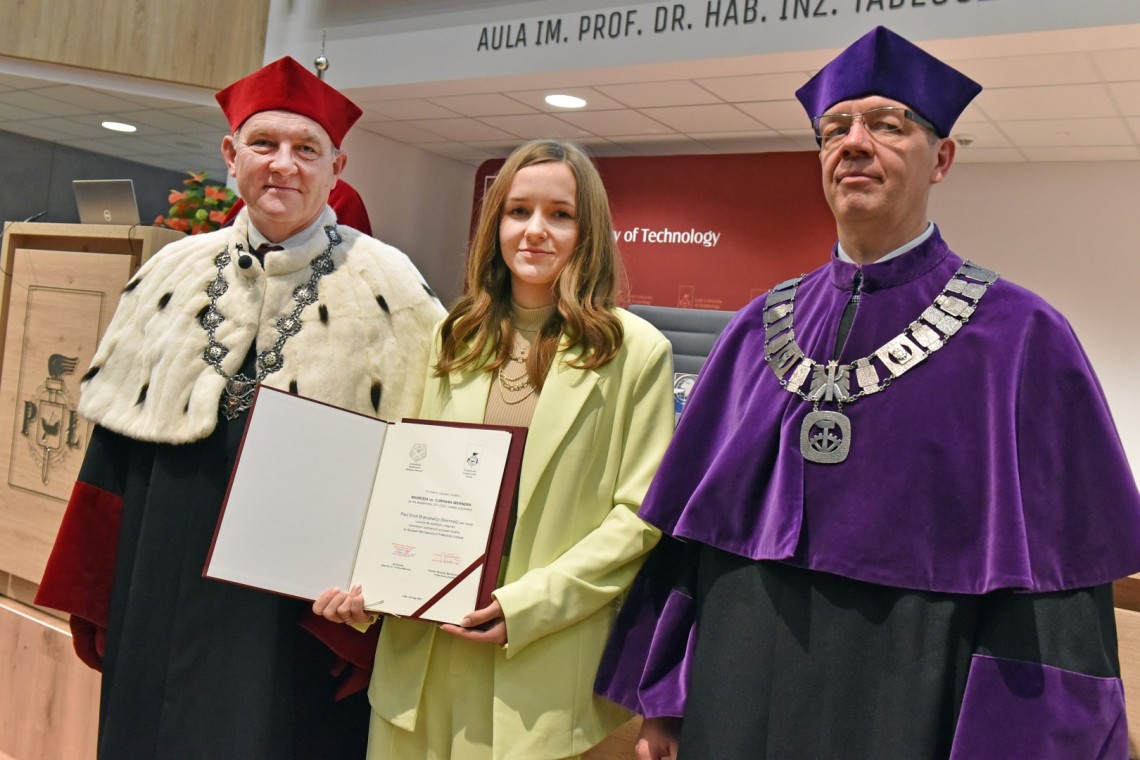 Mgr inż. Emilia Brancewicz- Steinmetz - laureatka Nagrody Stowarzyszenia Wychowanków i Nagrody im. Currana-Wernera z rektorem prof. Krzysztofem Jóźwikiem i dziekanem Wydziału Mechanicznego prof. Tomaszem Kubiakiem