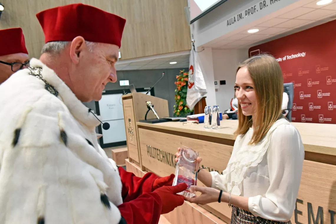 	Maria Brzezińska, studentka architektury w języku angielskim na Wydziale BAIŚ otrzymała nagrodę dla najmłodszego pierwszego autora publikacji naukowej w 2022 roku