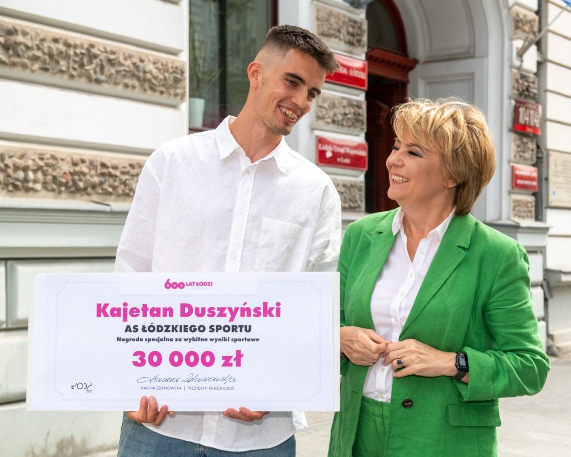 Kajetan Duszyński otrzymał czek od prezydent Łodzi Hanny Zdanowskiej