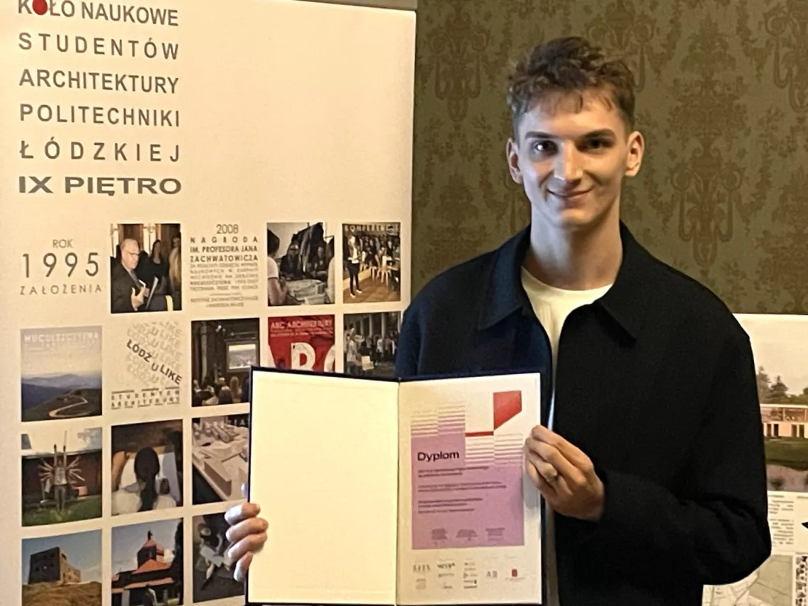 Młody student z dyplomem w ręku