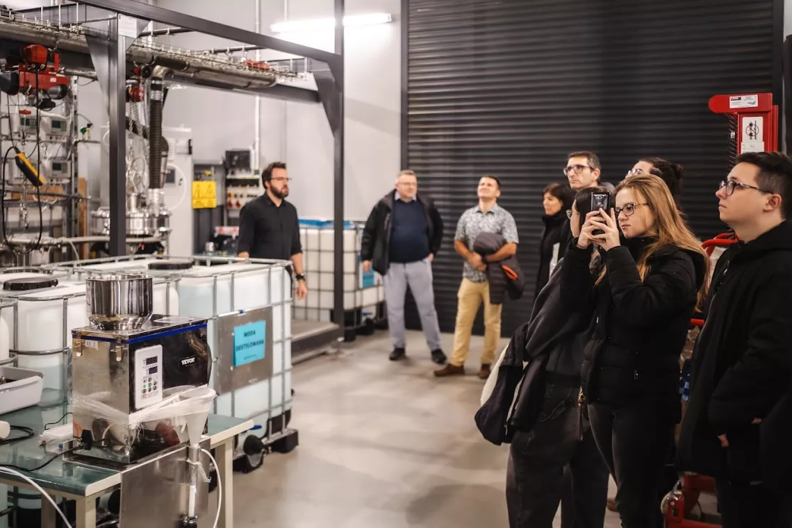 Goście oglądają przestrzenie laboratoryjne 