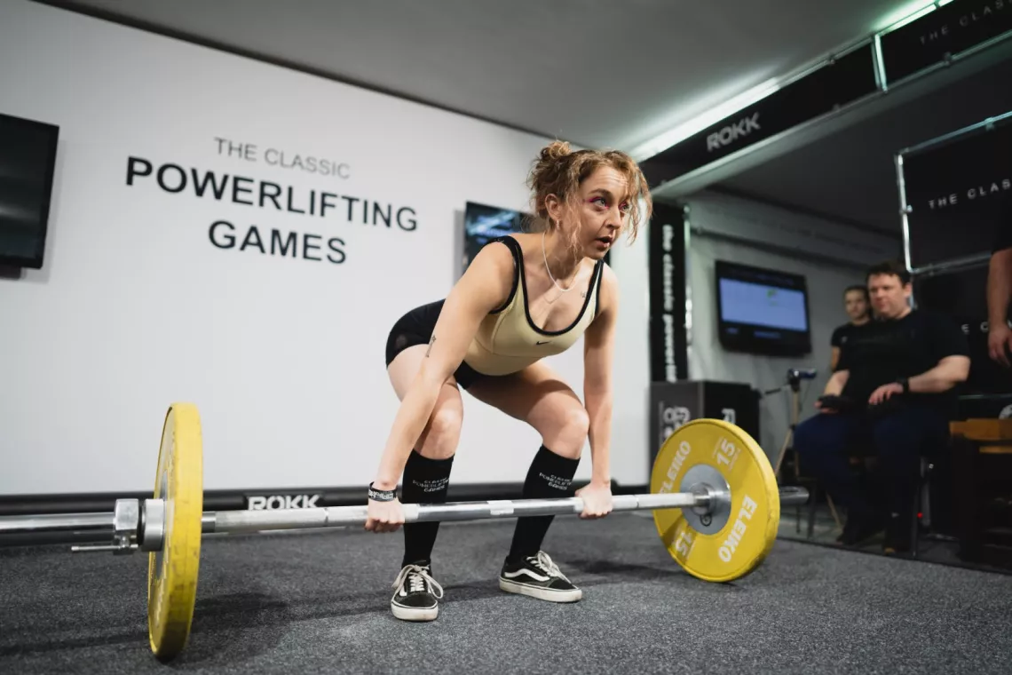 Kobieta unosząca sztangę