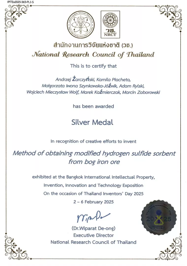 Dyplom do srebrnego medalu za wynalazek dotyczący otrzymywania modyfikowanego sorbentu siarkowodoru z rudy darniowej