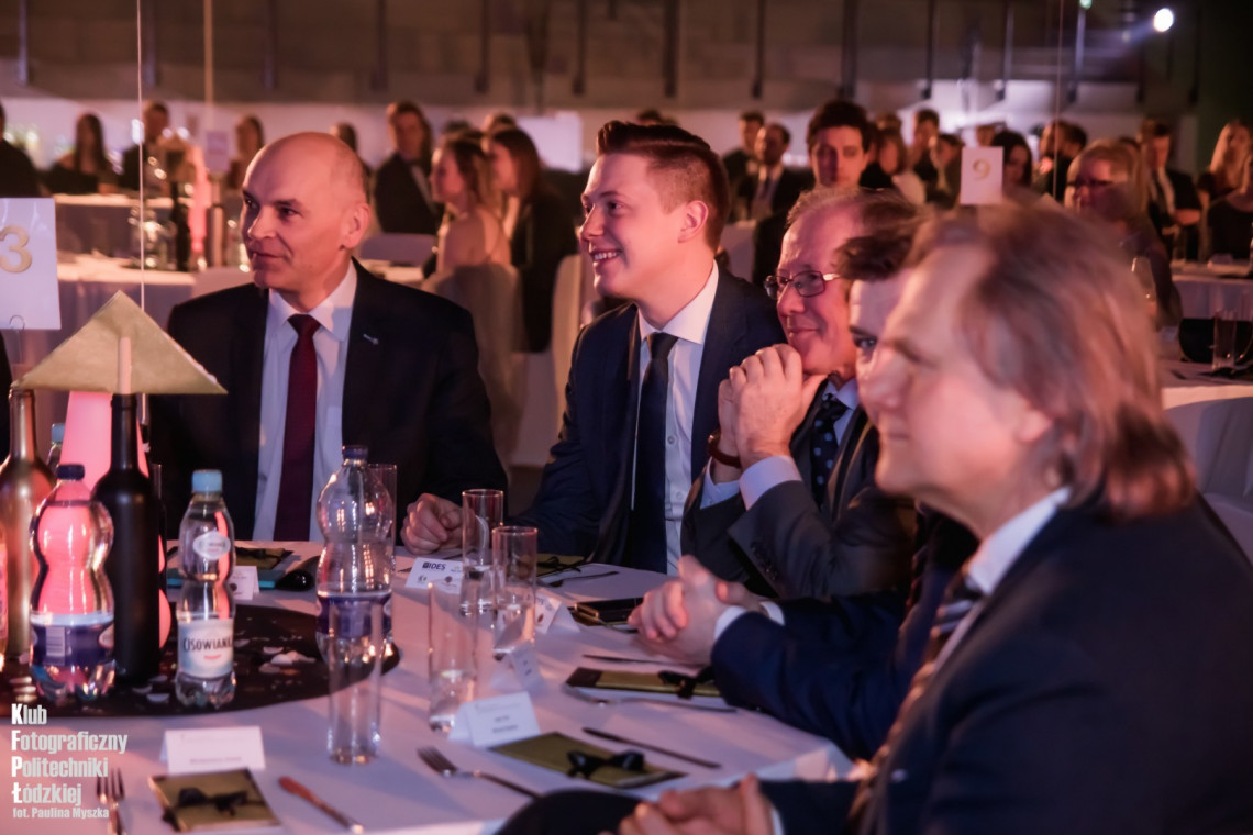 Na zdj. (od lewej): prorektor dr hab. Witold Pawłowski, przewodniczący SS PŁ Dominik Leżański, rektor prof. Sławomir Wiak, kanclerz dr inż. Jacek Szer, dyrektor Zatoki Sportu Witold Nykiel