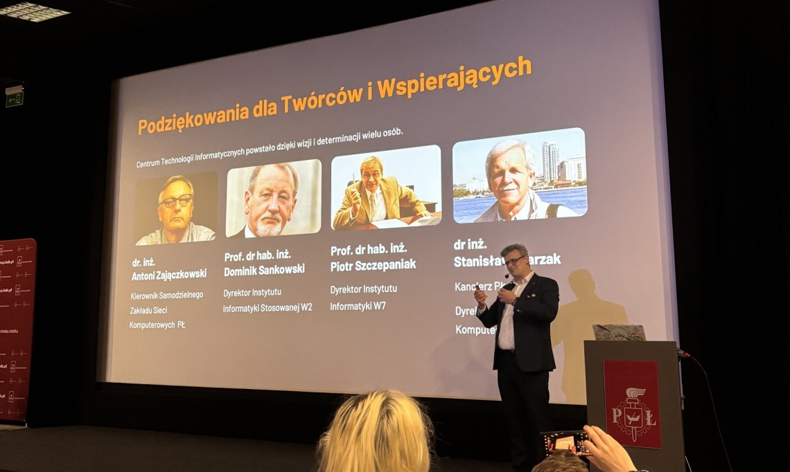Mężczyzna prowadzi prezentację, za nim ekran ze zdjęciami i napisem podziękowania dla twórców i wspierających