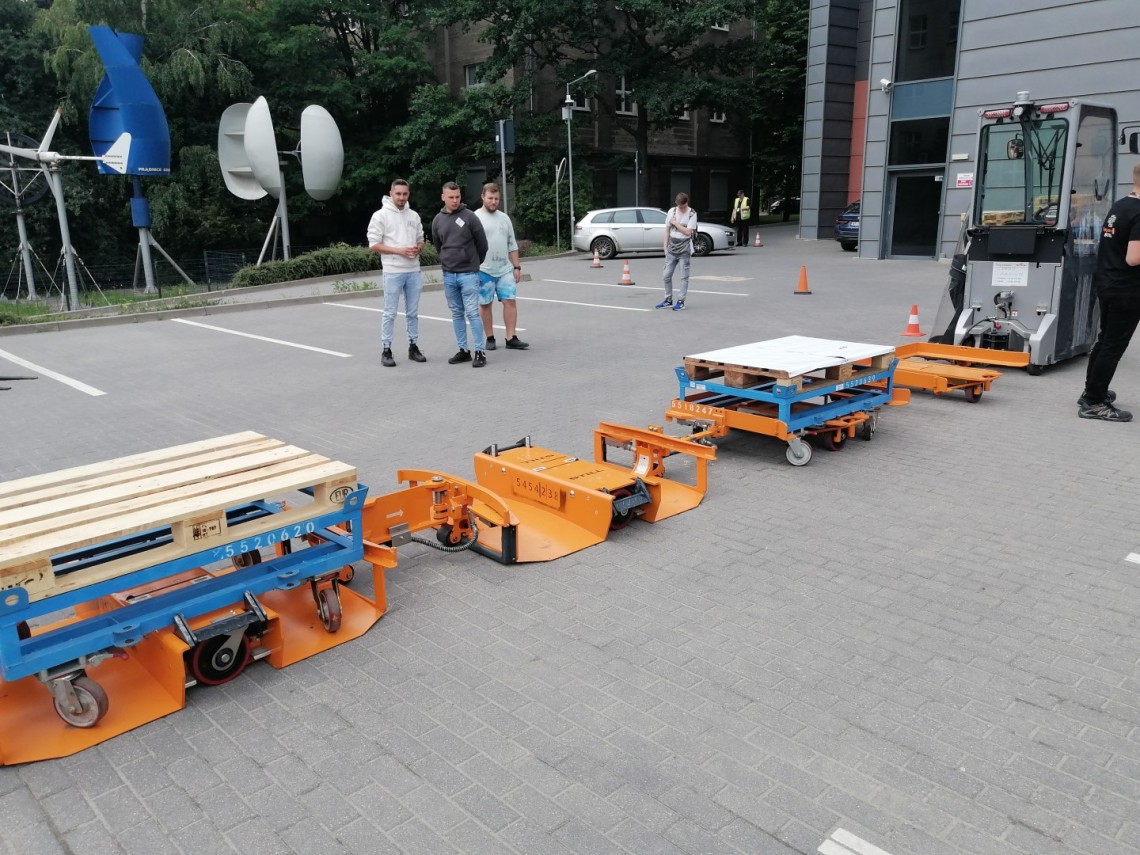 Zestaw platform transportowych zwany „milk-run” ustawiony w otwartej przestrzeni