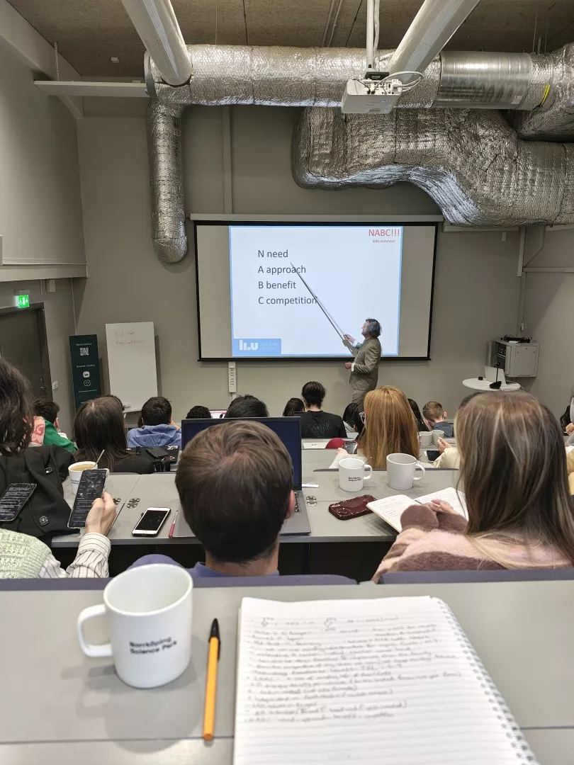 Studenci w audytorium słuchają wykładu 