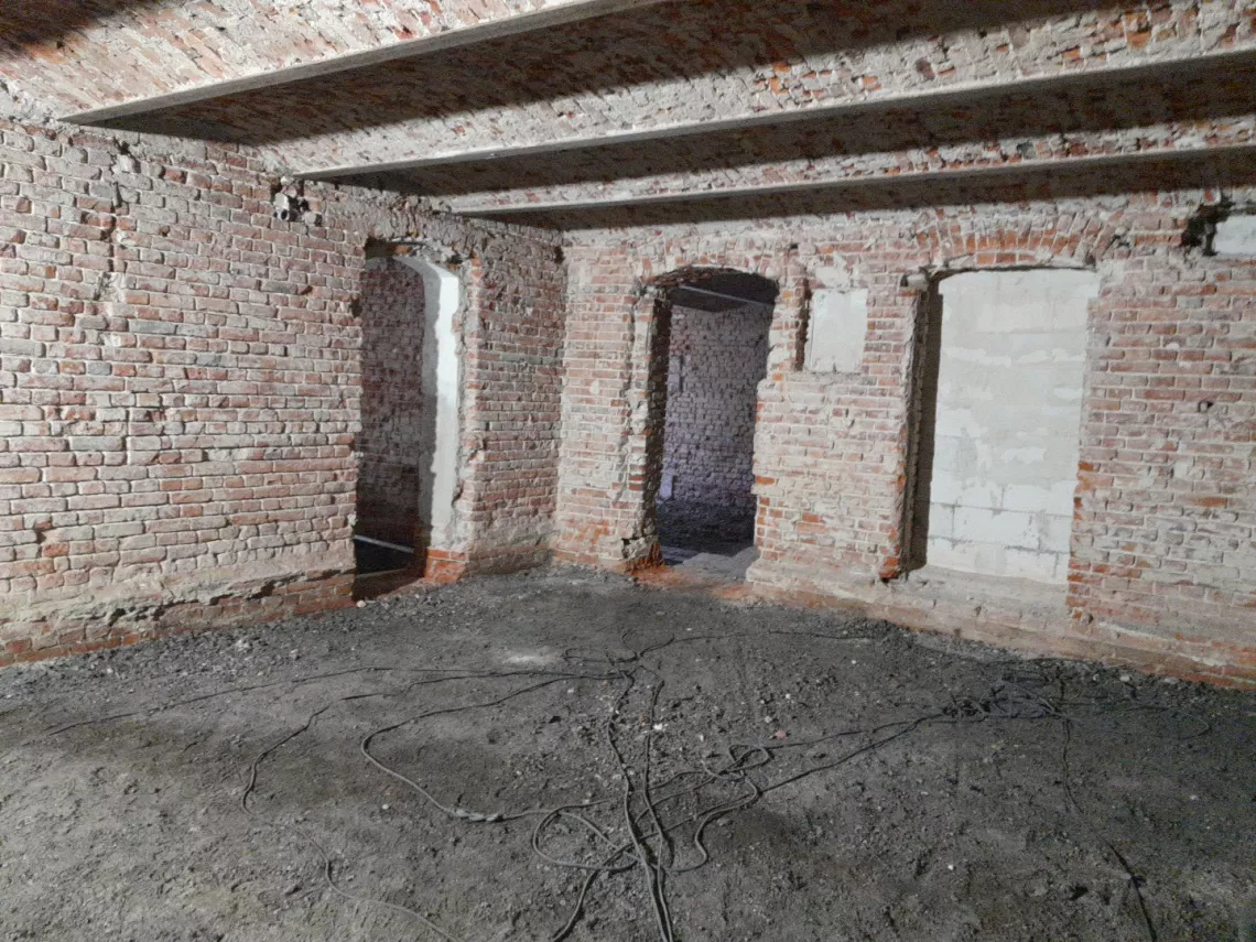 Prace remontowe we wnętrzu budynku