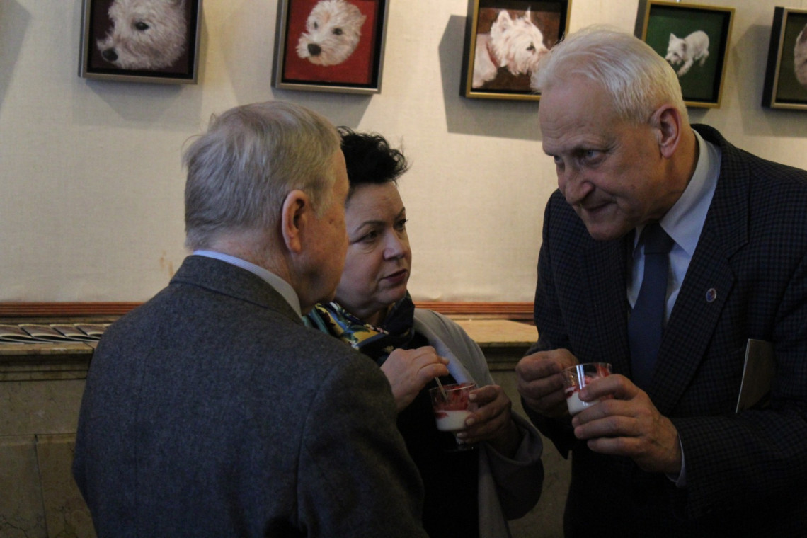 W czasie wernisażu. Z obrazów spogląda mordka Fumy. 