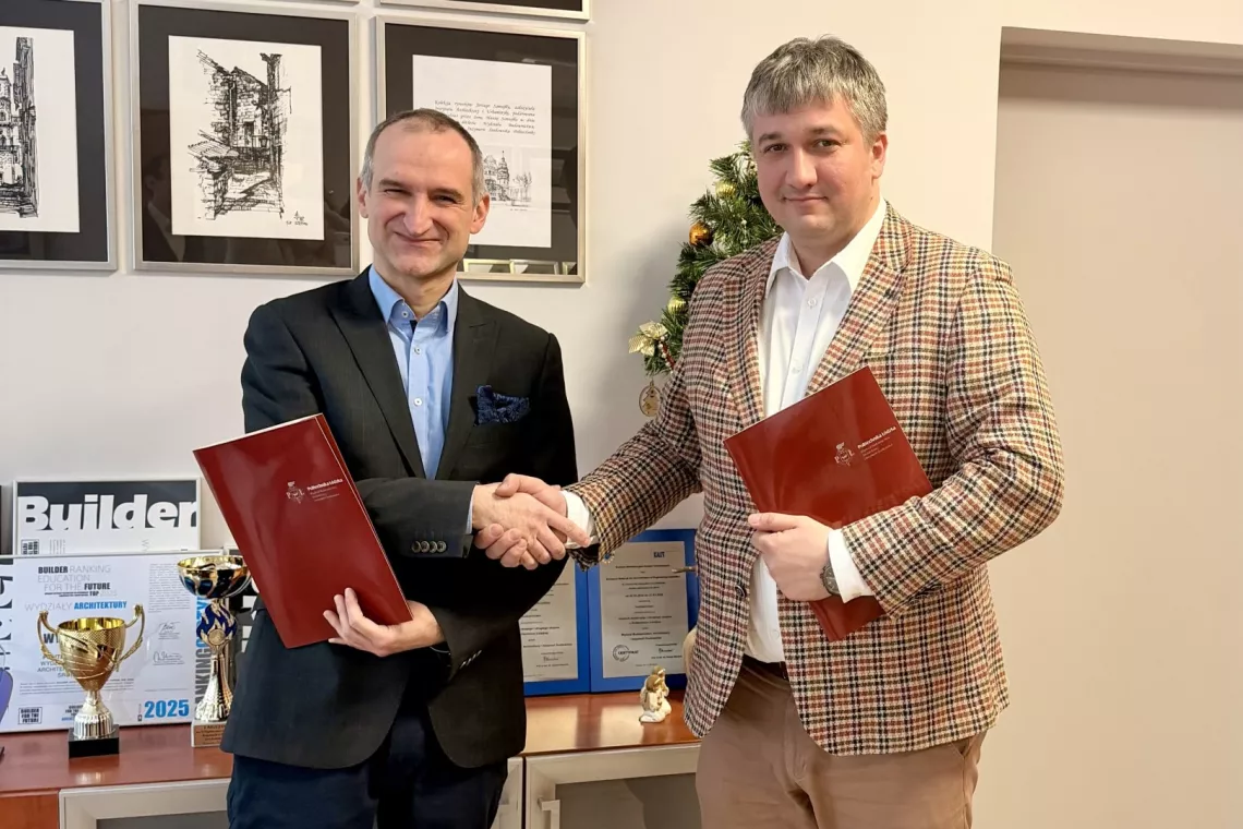 Sygnatariusze umowy wymieniają uścisk dłoni