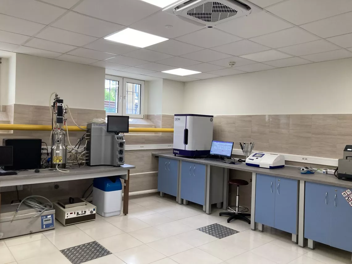Laboratorium z nowoczesnym sprzętem do badań z dziedziny biotechnologii