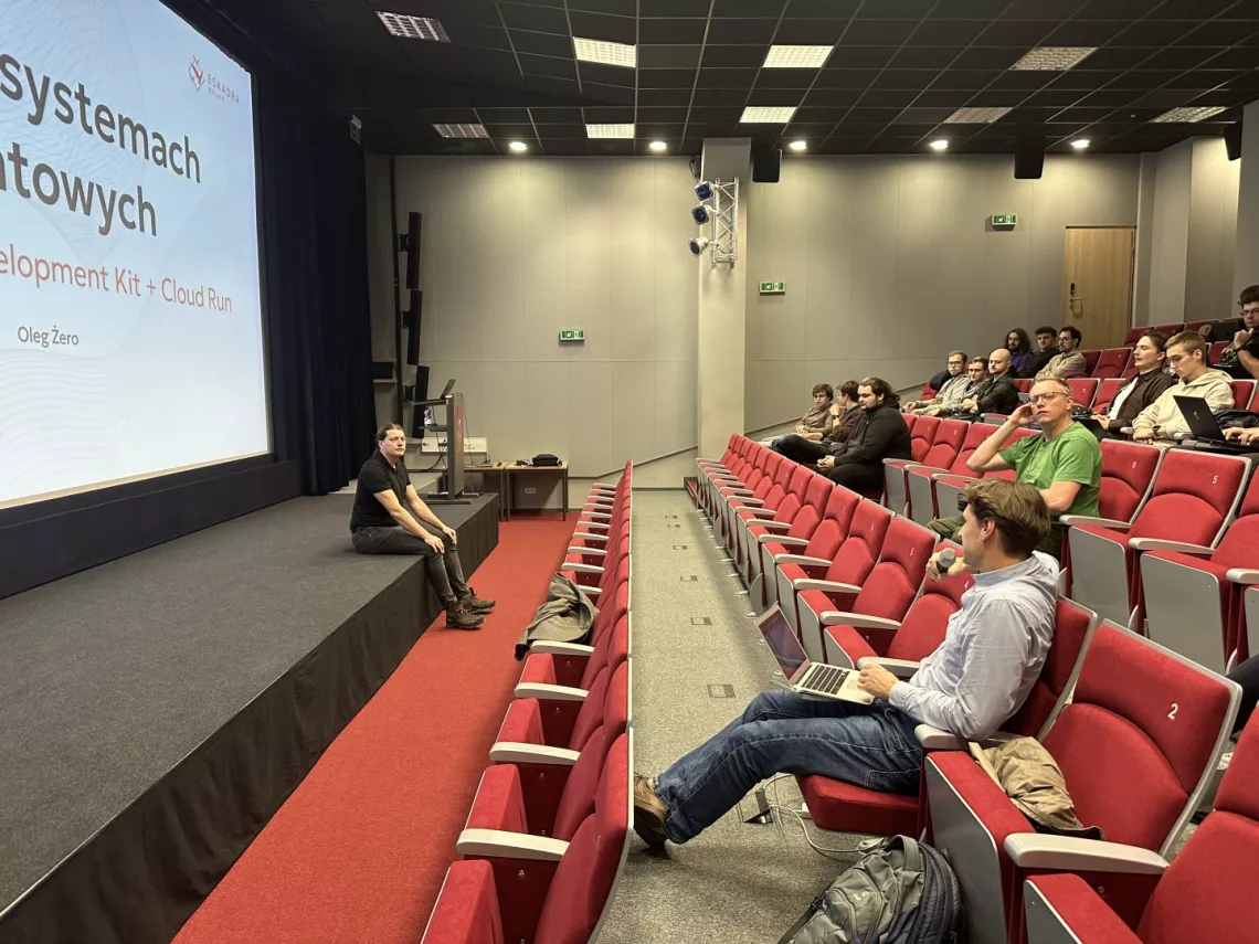 Dyskusja w czasie spotkanie między widownią a prowadzącym