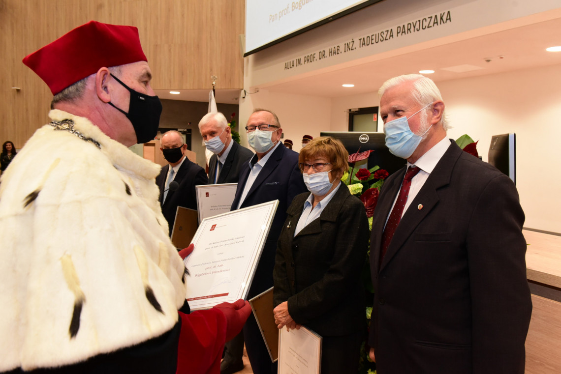 Nadanie godności Profesora Seniora Politechniki Łódzkiej. Od lewej: prof. Zbigniew Gawroński, prof. Jerzy Gębicki, prof. Janusz Rosiak, prof. Liliana Byczkowska-Lipińska, prof. Bohdan Wendler 