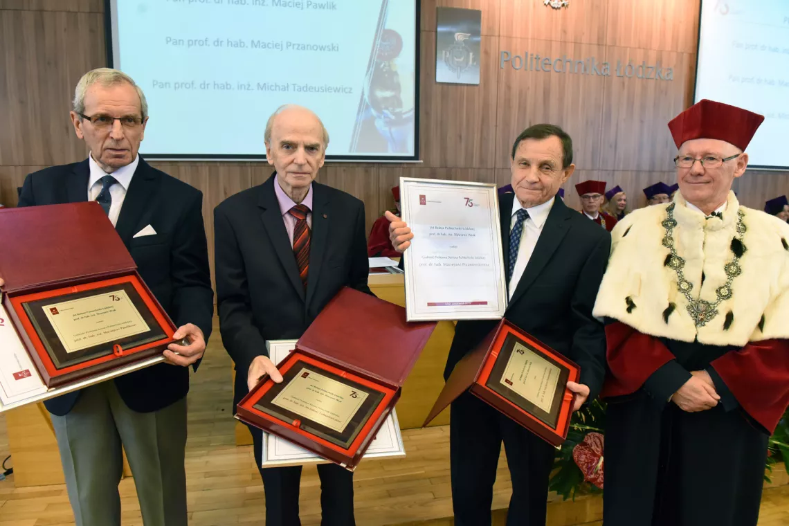 Tytuł Profesora Seniora Politechniki Łódzkiej  otrzymali (od lewej): prof. Maciej Pawlik, prof. Michał Tadeusiewicz, prof. Maciej Przanowski 