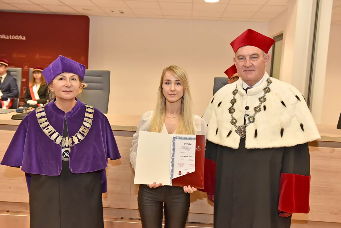 Mgr sztuki Martyna Antkowicz, laureatka nagrody im. Profesora Janusza Szoslanda otrzymała dyplom z rak rektora prof. Krzysztofa Jóźwika i dziekan Wydziału TMiWT prof. Katarzyny Grabowskiej