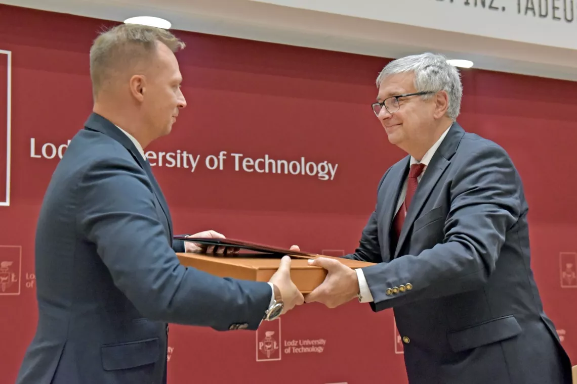 Gratulacje składa prof. Dariusz Kata, prezes Zarządu Polskiego Towarzystwa Materiałoznawczego • także w imieniu rektora AGH, swojej macierzystej uczelni