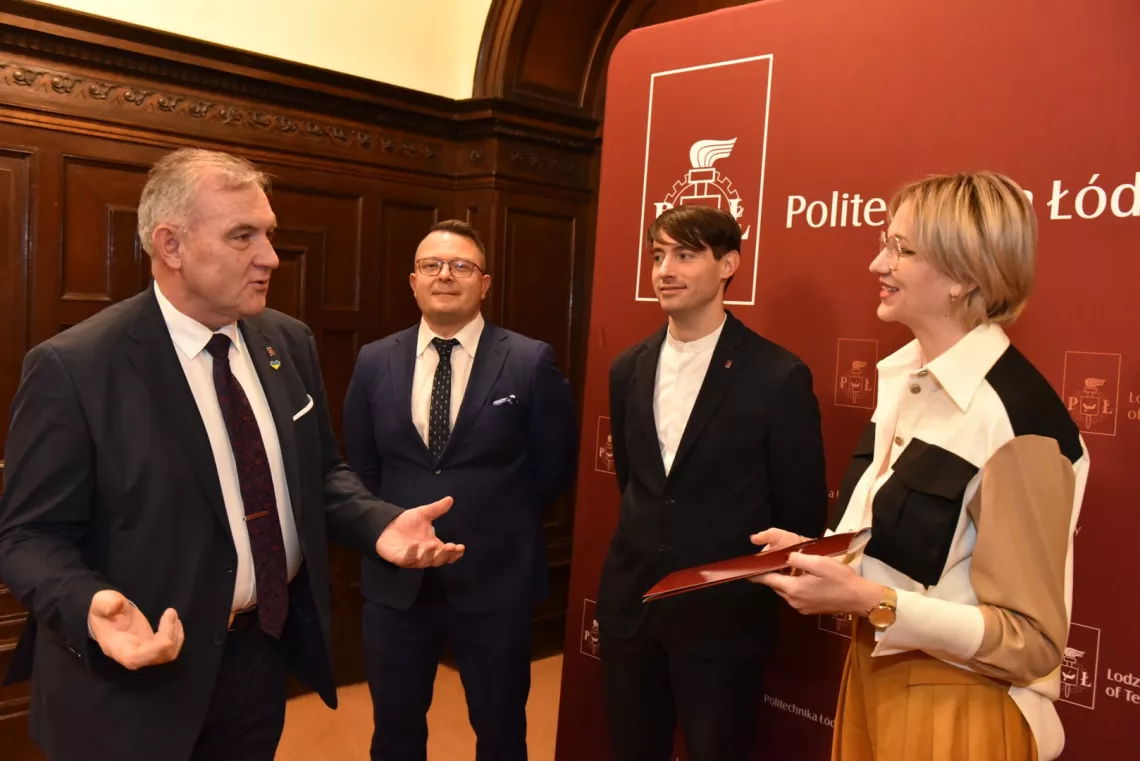 Rektor prof. Jóżwik w rozmowie z dr Aleksandra Ziemińską-Stolarską, obok dr inż. Grzegorz Liśkiewicz i dr inż. Szymon Szufa