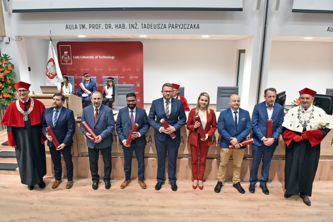 Grupa nowo promowanych doktorów habilitowanych w dyscyplinie nauki chemiczne