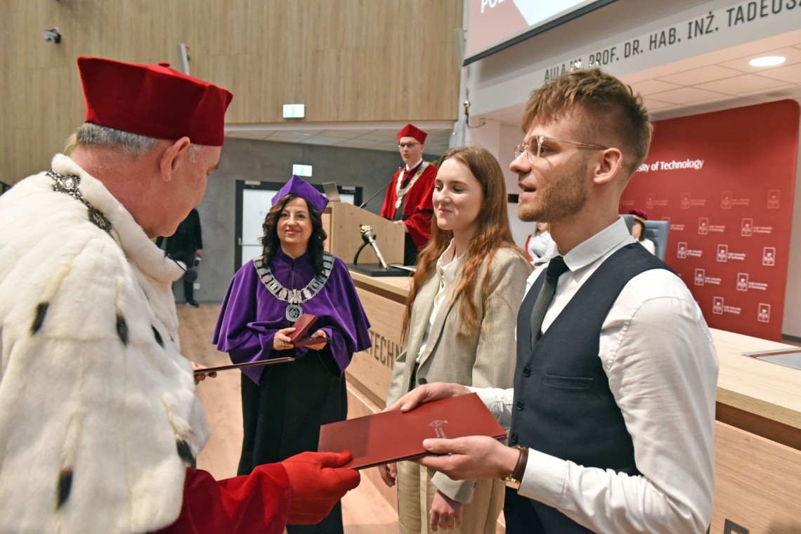 Laureaci Nagrody im. prof. Osmana Achmatowicza mgr inż. Adam Cieśliński i inż. Karolina Pietrucha odbierają gratulacje od rektora prof. Krzysztofa Jóźwika i dziekan prof. Małgorzaty Iwony Szynkowskiej-Jóźwik