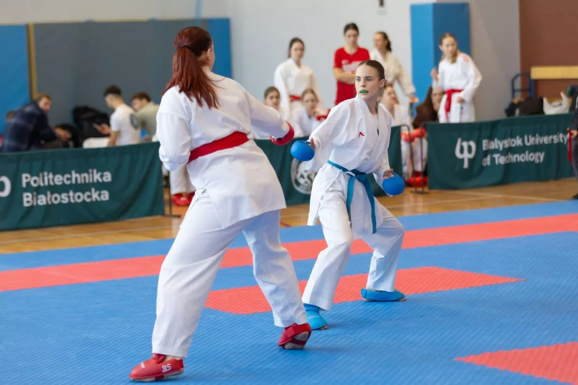 Dwie zawodniczki w pojedynku karate