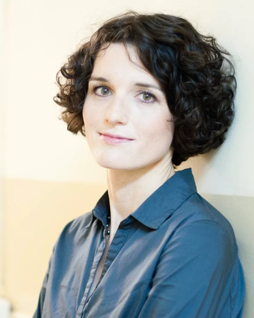 Młoda kobieta z czarnymi kręconymi włosami - zdjęcie portretowe