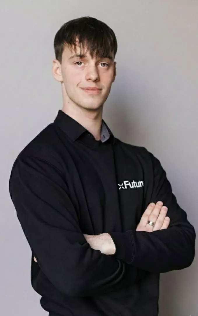 Młody chłopak w czasrne koszulce z nazwą firmy