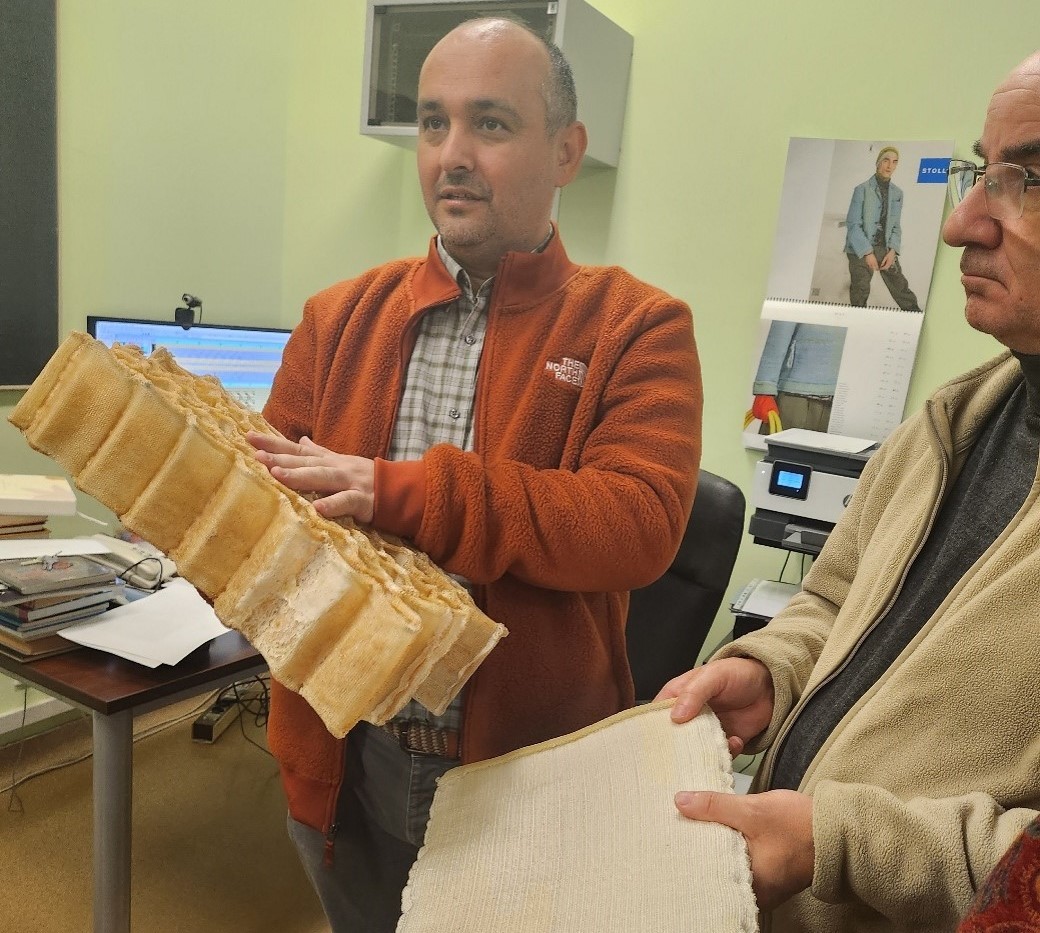 Próbki materiałów z laboratorium prezentowane przez dr inż. Katarzynę Pieklak, oglądający to Oguzhan Gunduz  i Nazmi Ekren