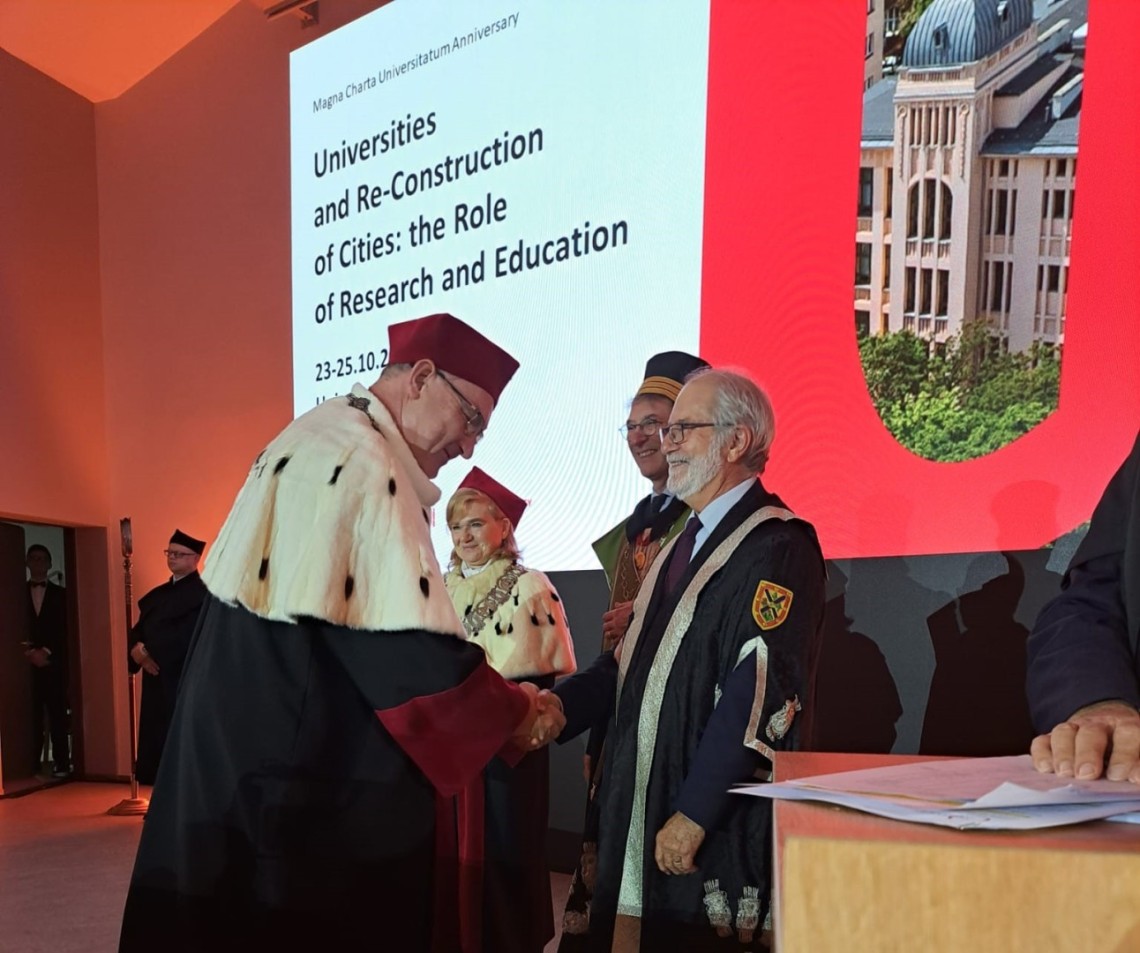 Rektor prof. Krzysztof Jóźwik odbiera gratulacje od Patricka Deane, prezydent Magna Charta Observatory Governing Council