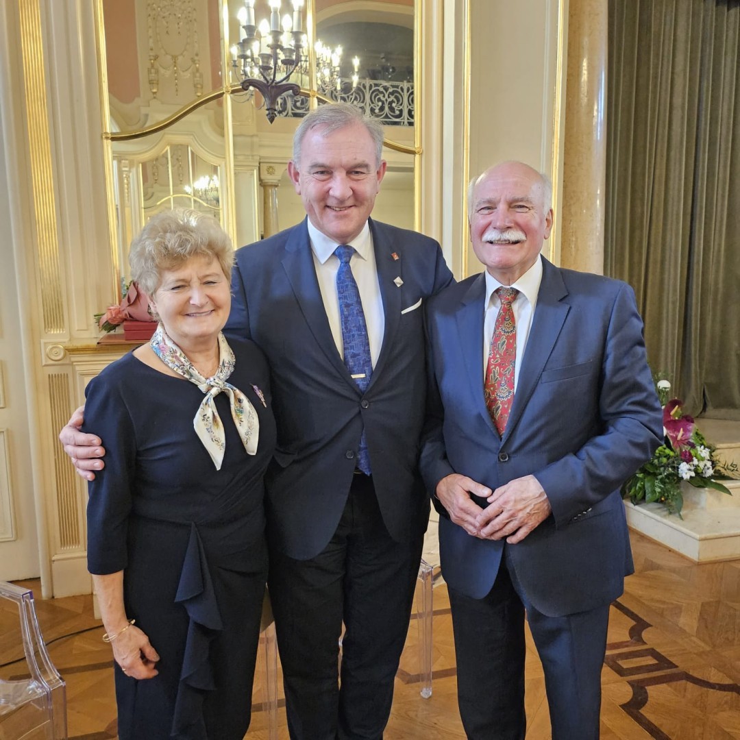 Rektor prof. Krzysztof Jóźwik i Honorowi Obywatele Łodzi profesorowie medycyny Jadwiga i Jacek Moll