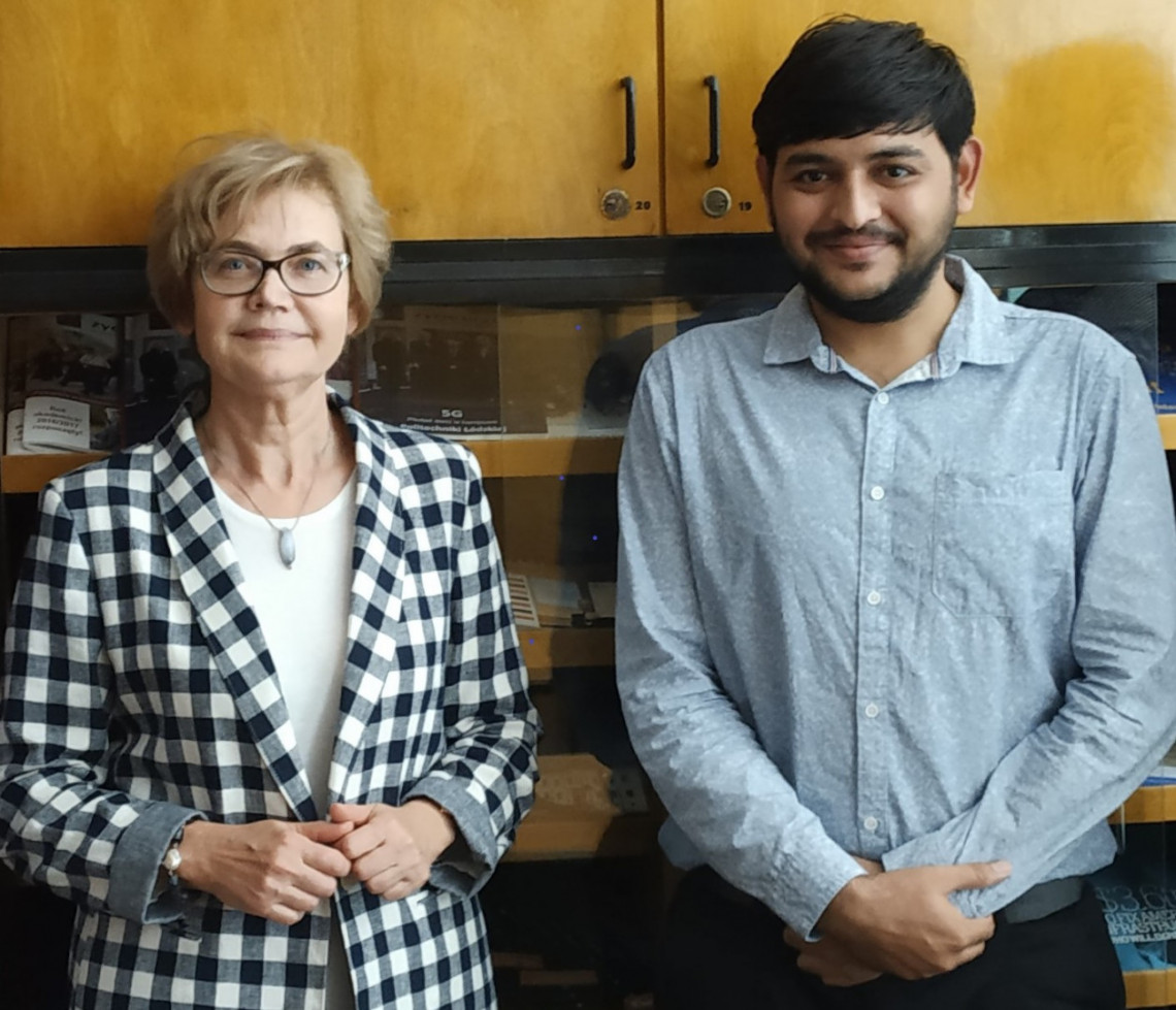 Uvesh Sipai  w towarzystwie prof. Ireny Wasiak, dyrektor Instytutu Elektroenergetyki