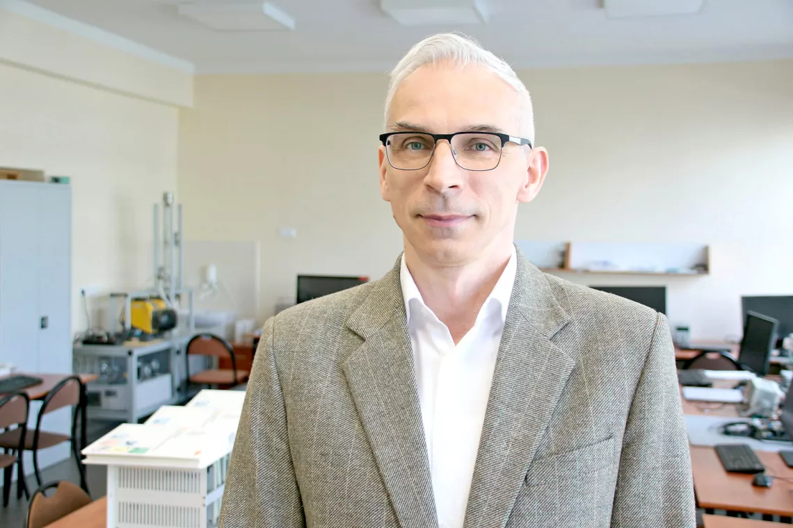 Mężczyzna w garniturze, w laboratorium badawczym