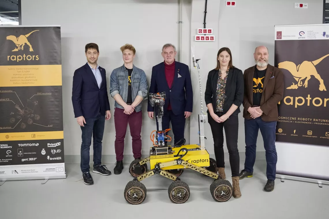 Od lewej: wiceprezydent Adam Pustelnik, Wojciech Kucharski - lider Raptorsów, rektor prof. Krzysztof Jóźwik, przedstawicielka operatora Centrum OPUS i prof. PŁ Grzegorz Granosik, opekun koła