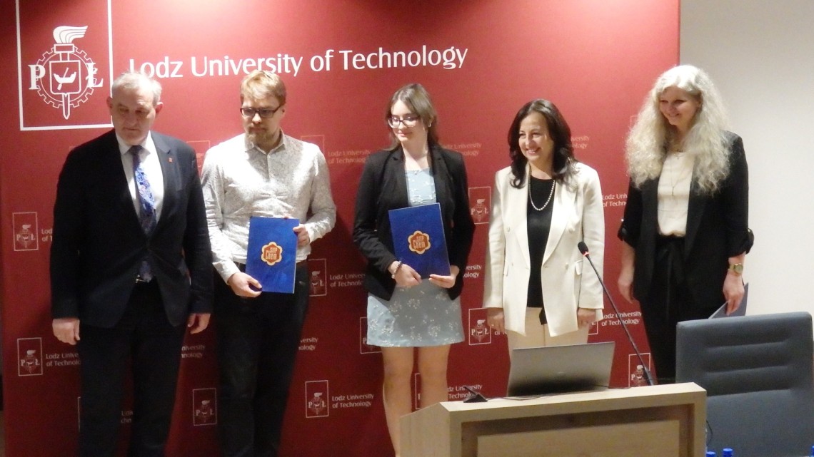 Od lewej: rektor prof. Krzysztof Jóźwik, mgr inż. Aleksander Kucharek, mgr inż. Katarzyna Zielińska, dziekan prof. Małgorzata I. Szynkowska-Jóźwik i prodziekan dr hab. inż. Izabela Witońska prof. PŁ