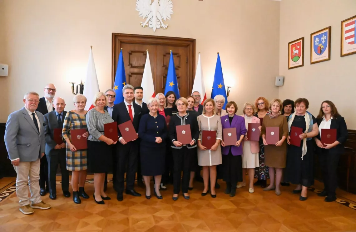 Wspólna fotografia wojewody łódzkiego Doroty Ryl z członkami zespołu eksperckiego ds. polityki senioralnej