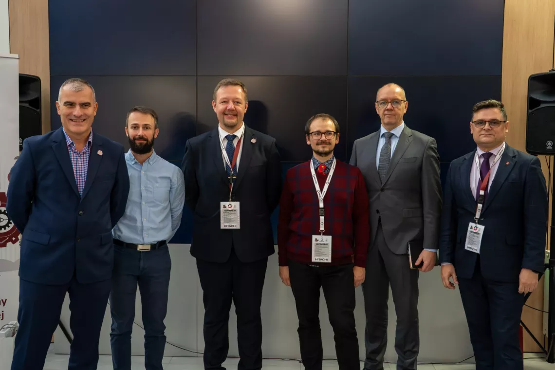 Przedstawiciele firmy HITACHI i pracownicy Wydziału wchodzący w skład jury wraz z dziekanem.