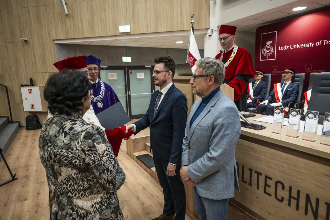 Laureat i promotor pracy obierają nagrodę