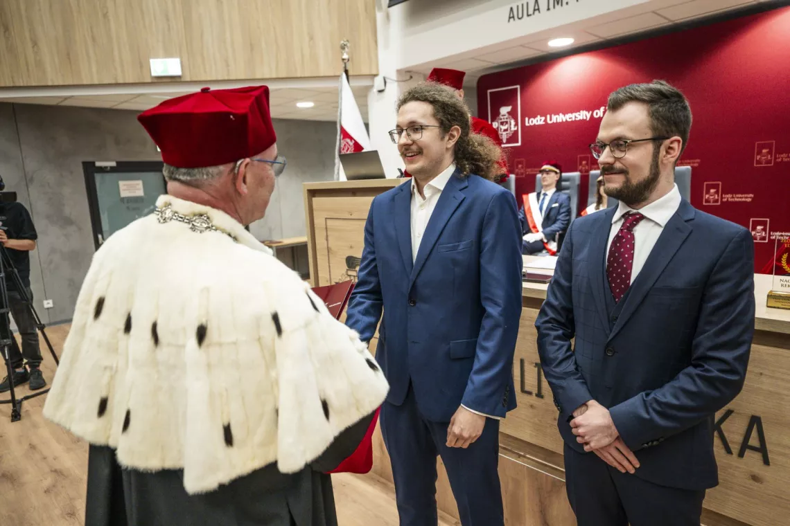Laureaci Nagrody odbierają gratulacje od JM Rektora