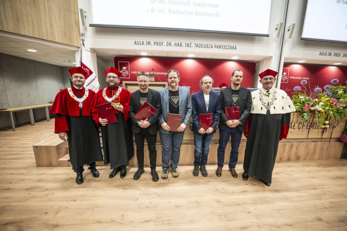 Laureaci nagrody zespołowej w towarzystwie rektora i prorektorów